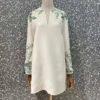 Donje luksuzno svilenu bijelu mini haljina s V-izrez i zelene vezom perle, полушерстяная mješavina, ljeto 2023